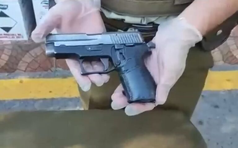 Detienen a 3 sujetos por tenencia de armas y drogas en La Pintana: Tenían chalecos antibalas que servirían para calibre 45
