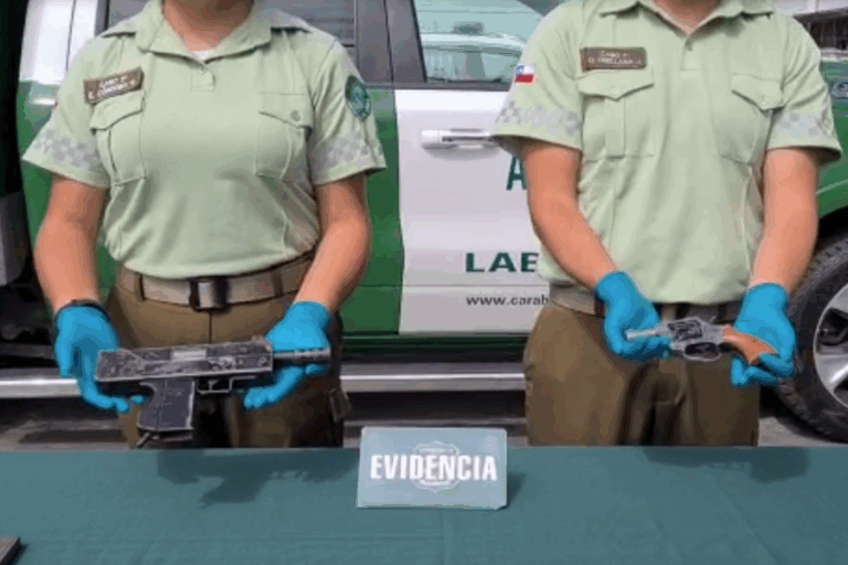 Detienen a 4 sujetos sorprendidos portando una subametralladora UZI y un revólver adaptado