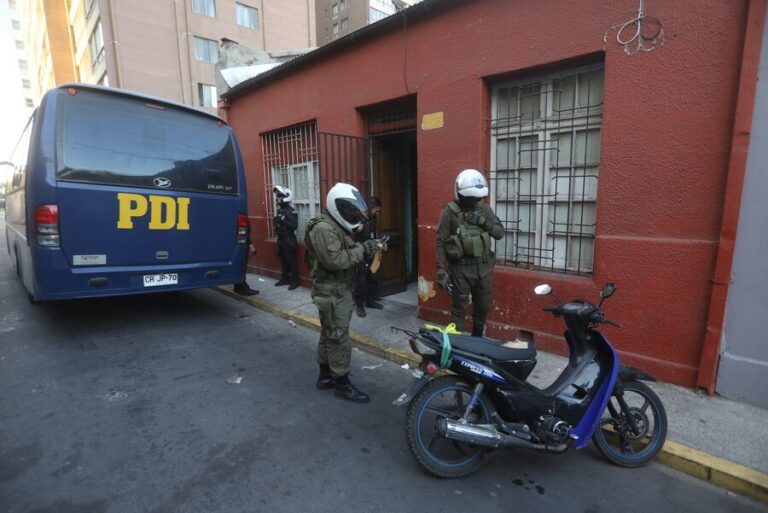 Realizan desalojo en cité de Estación Central tras denuncias por tráfico de drogas