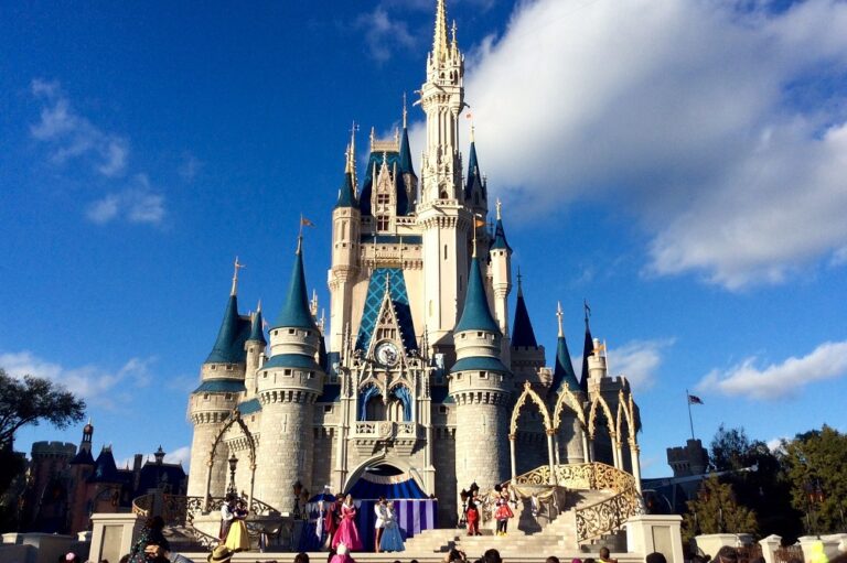 Despiden y arrestan a empleado de Disney World por grabar debajo de las faldas de visitantes durante años