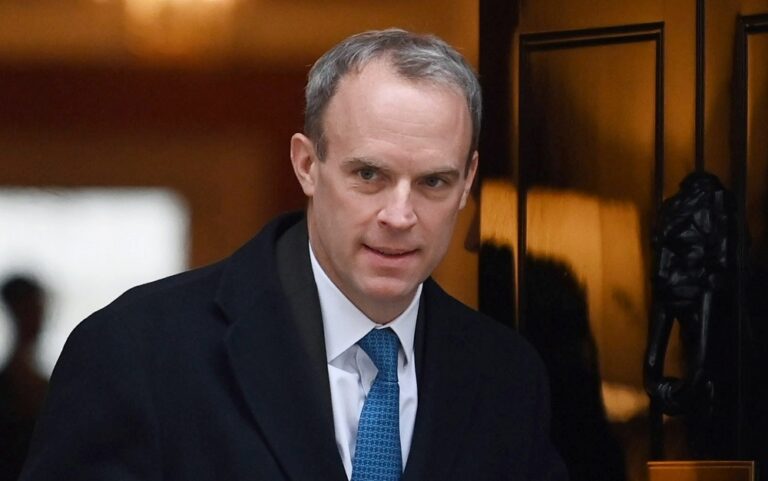 Renuncia ministro de Justicia de Reino Unido tras acusaciones de acoso laboral