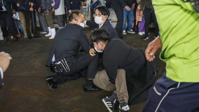 Primer ministro de Japón fue evacuado de emergencia tras una explosión previa a un discurso