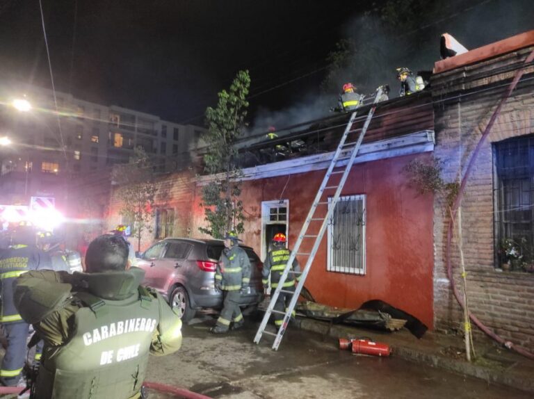 Adulta mayor murió en incendio que afectó su vivienda en Providencia: Mujer habría quedado atrapada