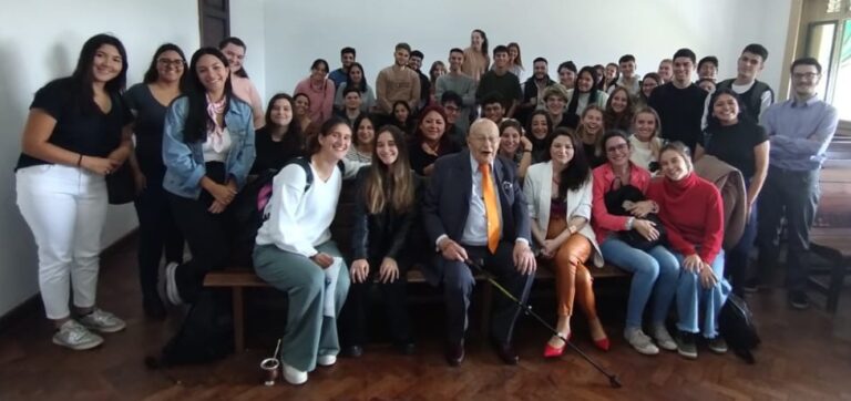 Argentina: Un hombre de 86 años se graduó de abogado y sus compañeros le organizaron una fiesta para homenajearlo