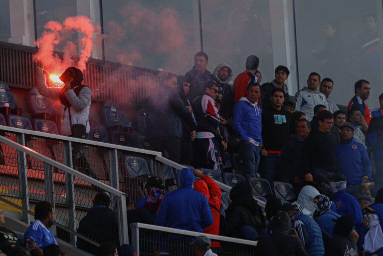 Clásico universitario dejó un saldo de 22 detenidos, entre ellos un funcionario de Gendarmería
