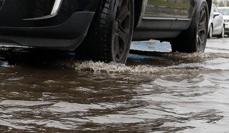 Rotura de ducto de regadío provoca inundación frente al Parque O'Higgins