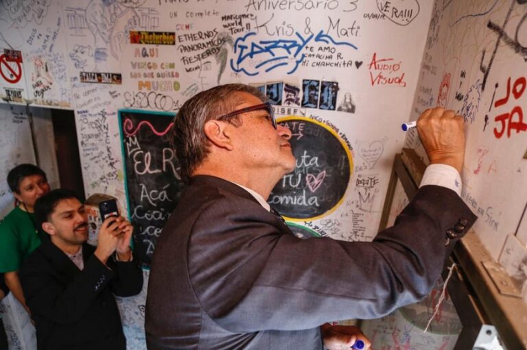 “¡Ricos los completos!”: El peculiar dibujo que dejó el ministro Marcel en tradicional local de Talca