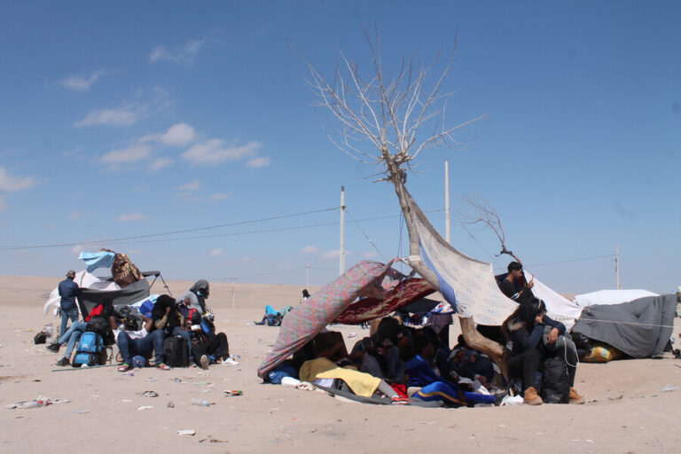 Multitud de migrantes esperan en la frontera con Perú para salir de Chile