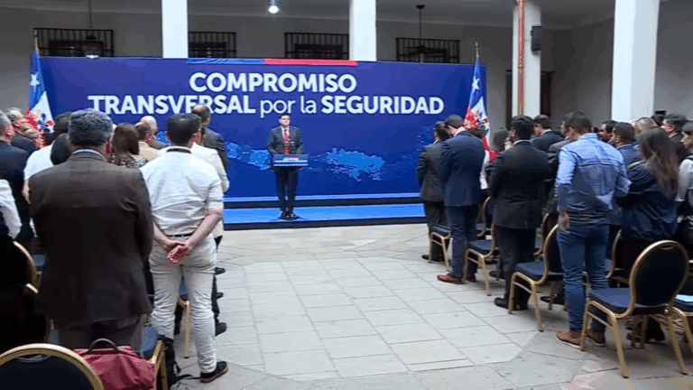 La Moneda: Realizan minuto de silencio por “víctimas de la delincuencia” durante firma de compromiso por la seguridad