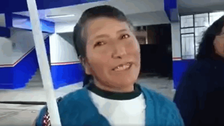 Perú: Mujer de 46 años termina su educación básica y conmueve a las redes sociales