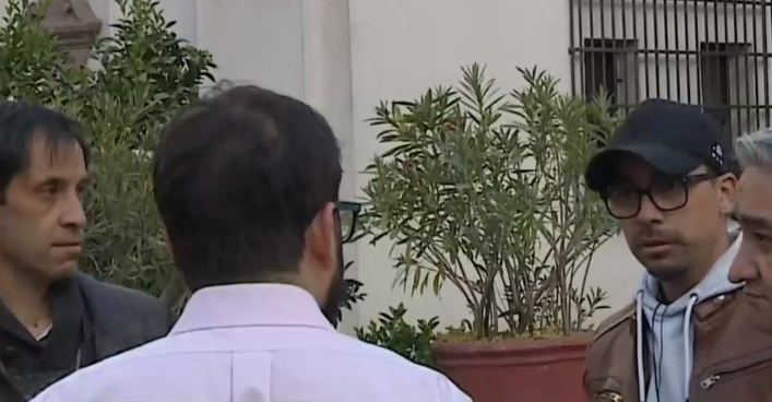 Así fue el momento en que el pdte. Boric increpó a la prensa por fotografiarlo en su oficina en La Moneda