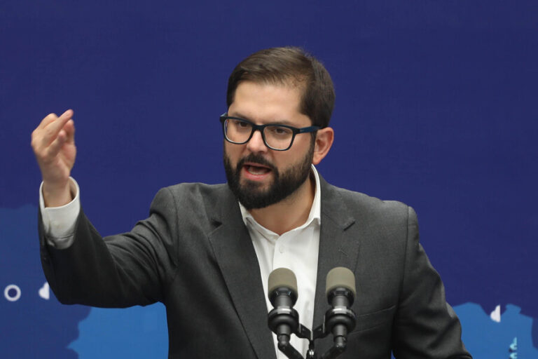 Data Influye: Aprobación de Boric cae 7 puntos y 42% está 