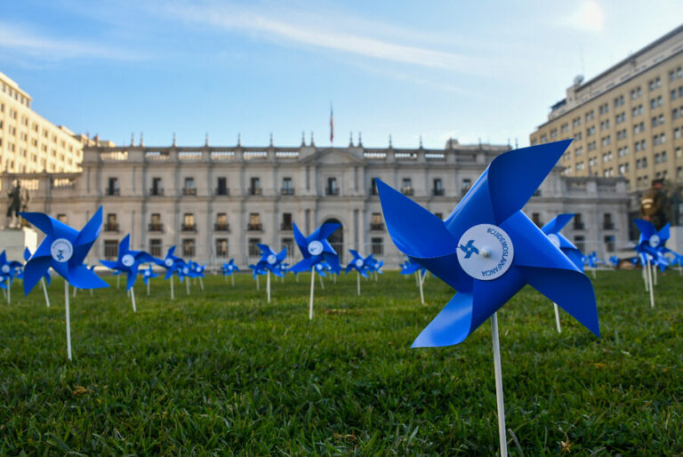 La Moneda amaneció con más de 4 mil remolinos conmemorativos por el Día Contra el Maltrato Infantil
