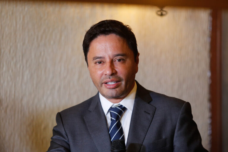 La Florida: Piden pronunciamiento de Contraloría por eventual abandono de deberes de alcalde Carter en horario laboral