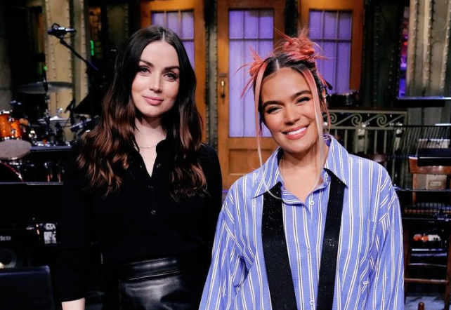Karol G y Ana de Armas protagonizaron el reciente episodio de Saturday Night Live