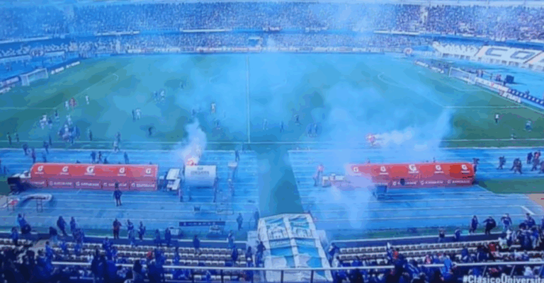 Suspenden clásico universitario por incidentes al interior del Estadio Ester Roa Rebolledo