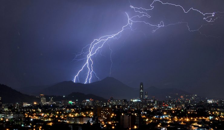 Senapred declara Alerta Temprana Preventiva para 7 comunas de la Región Metropolitana por tormentas eléctricas