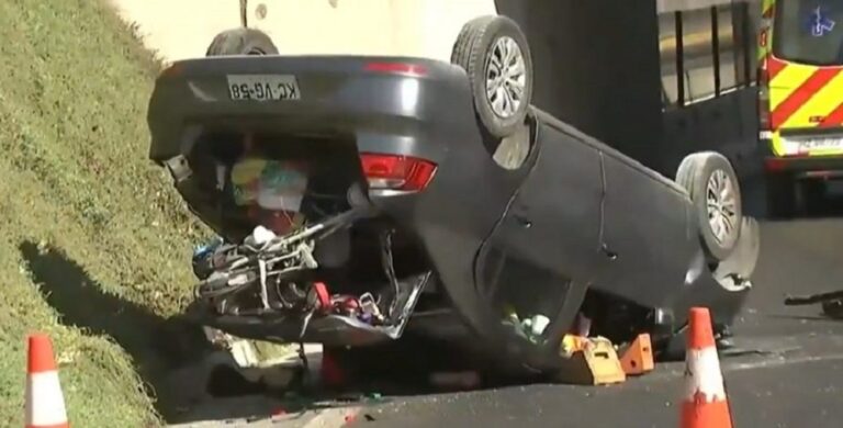 Auto con una madre y sus 2 hijos cae de puente en Costanera Norte