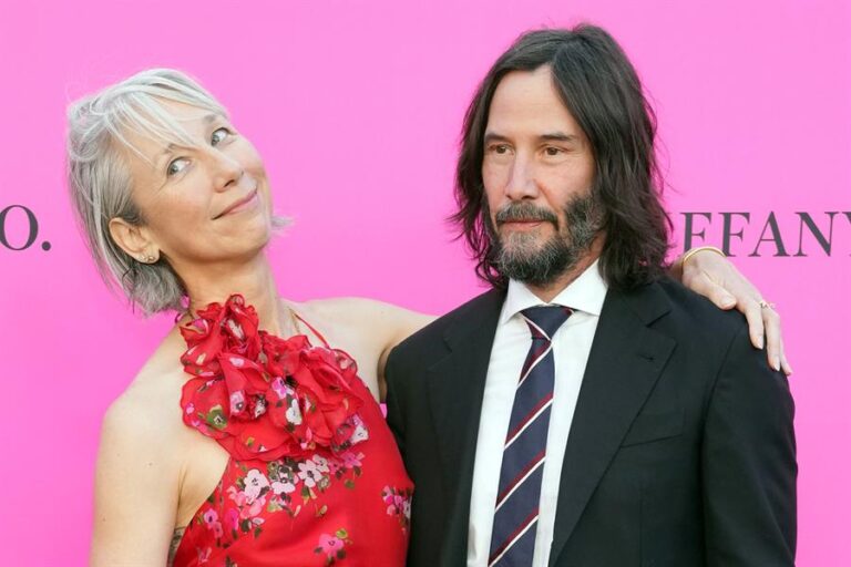 Keanu Reeves y su novia, Alexandra Grant, sorprendieron con tierno beso en público