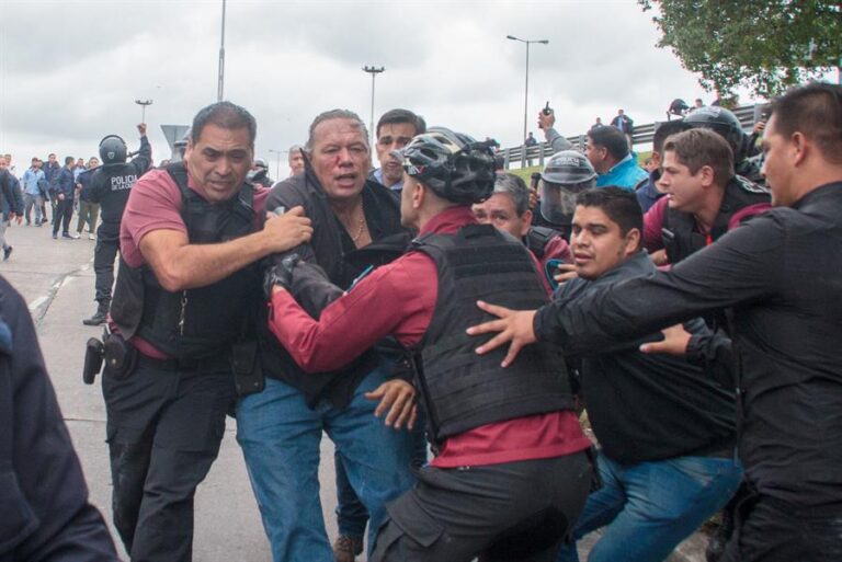 Argentina: Conductores de autobuses agredieron a ministro de Seguridad, Sergio Berni
