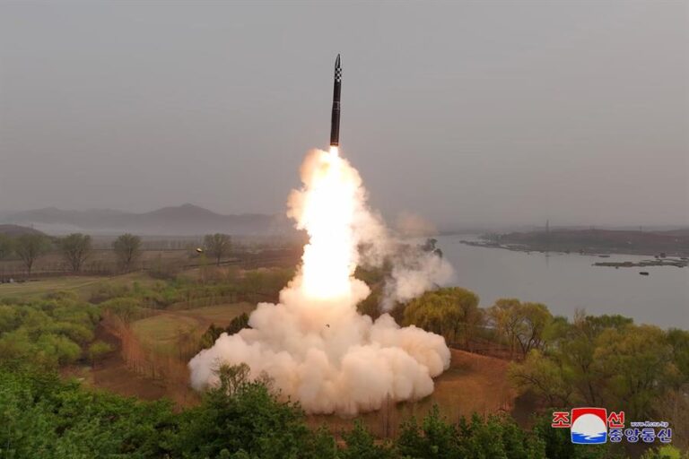 Corea del Norte dice que su satélite militar está listo y que puede ser lanzado