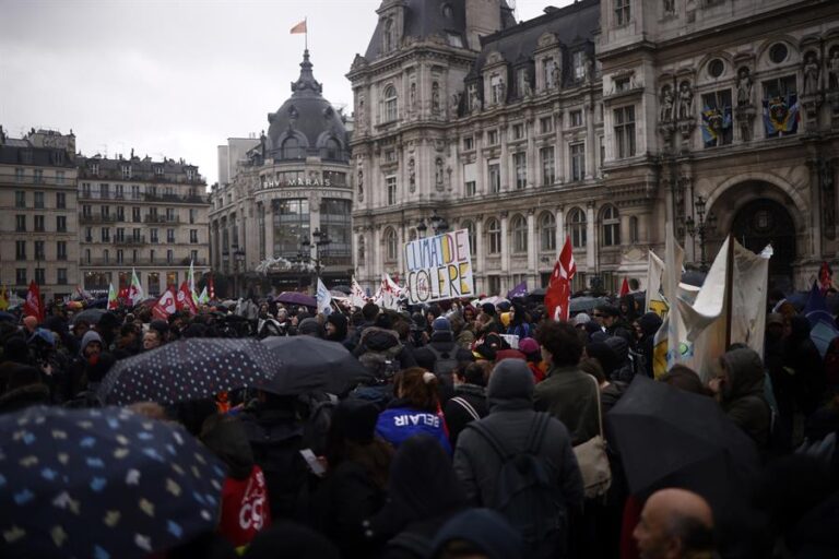Consejo Constitucional francés valida retrasar la edad de jubilación a los 64 años