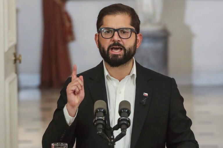Cadem: Aprobación a presidente Boric llegó al 30% y respaldo a Carabineros se ubicó en 79%