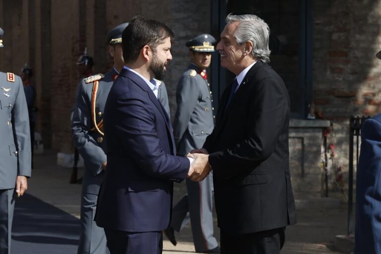 Alberto Fernández durante visita a La Moneda: 