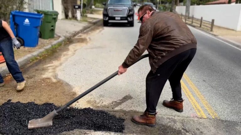 No es solo un hombre de acción: Schwarzenegger se viralizó tapando gran bache de barrio en Los Ángeles
