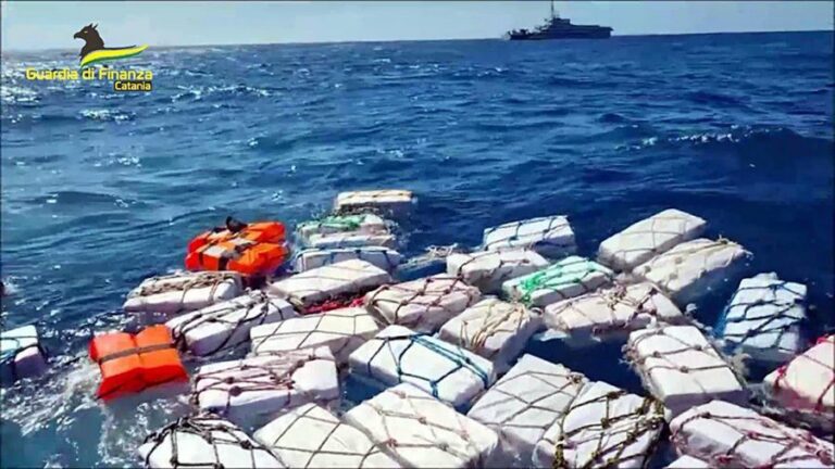 Italia: Encuentran casi dos toneladas de cocaína flotando en el mar cerca de Sicilia