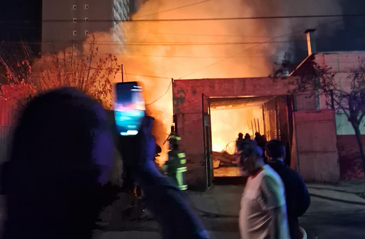 Incendio afectó a al menos tres viviendas en Cerrillos