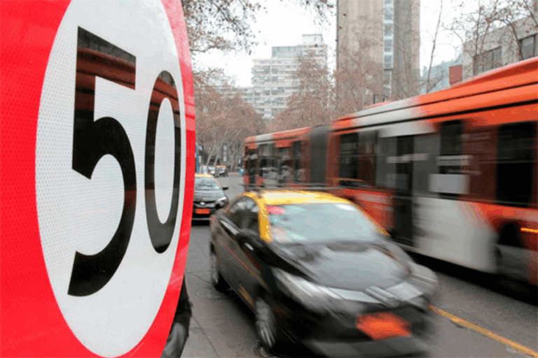 Fiscalización automática revela que 49% de vehículos excedió límite de velocidad