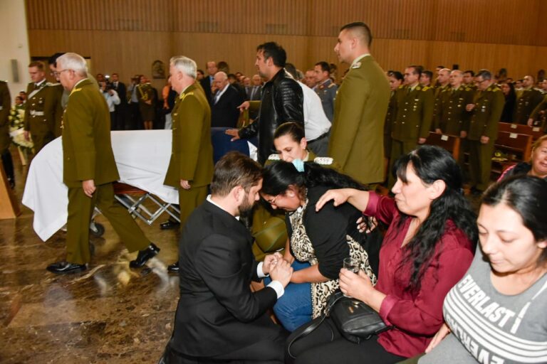 El emotivo momento en que presidente Boric y ministra Tohá dan el pésame a familia del cabo Daniel Palma