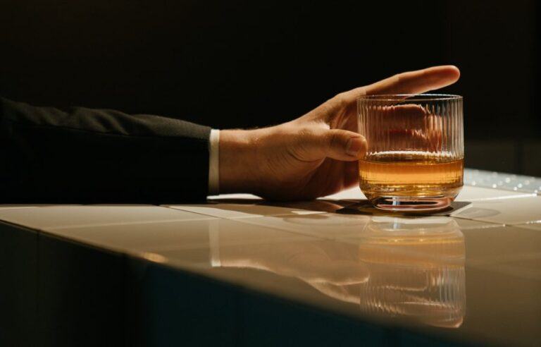 China: Implantan a un paciente alcohólico innovador chip que inhibe el impulso de beber