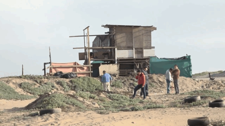 Demuelen casa de dos pisos con terraza construida ilegalmente en playa de La Serena
