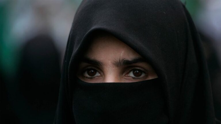 La policía iraní cierra 155 negocios en un día por atender a mujeres sin velo