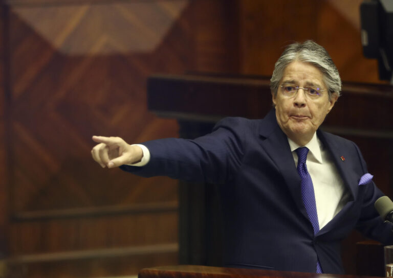 Académico por disolución del Congreso en Ecuador: 