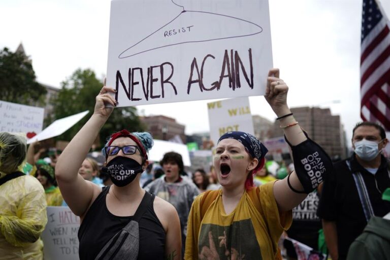 Nebraska aprueba ley que prohíbe el aborto y el tratamiento hormonal a personas transgénero menores de 19 años