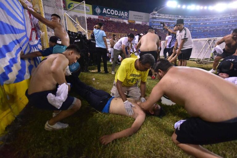 Vinculan tragedia en estadio de El Salvador con sobreventa y boletos falsos