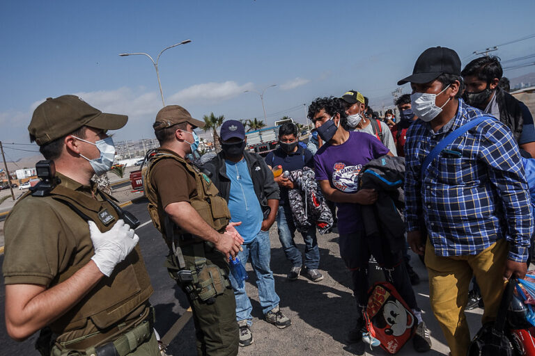 Migrantes bloquearon frontera con Perú y generaron taco kilométrico que impidió a chilenos ingresar al país a votar