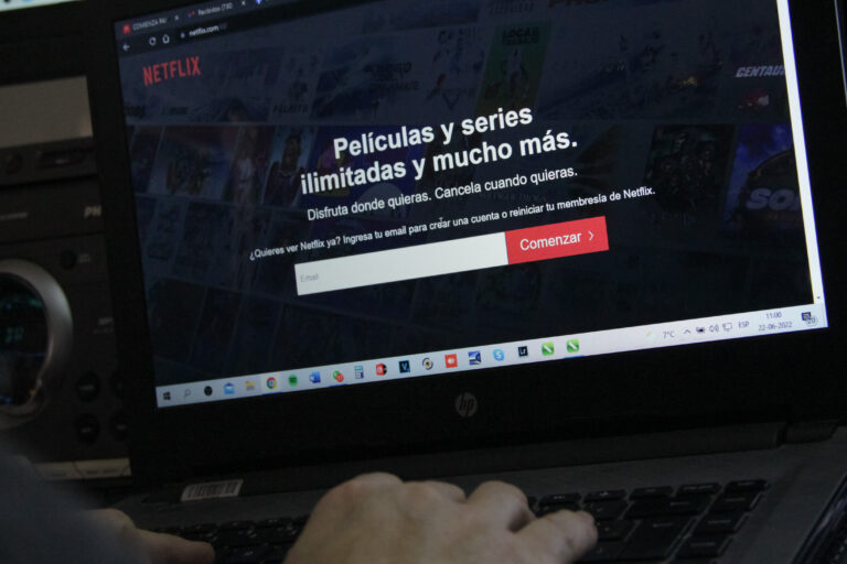 Netflix comenzó a controlar el uso de contraseñas compartidas y el cobro de una tarifa adicional