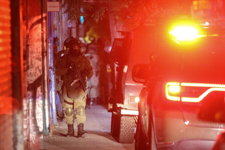 7 personas son detenidas en operativo vinculado al hallazgo de cuerpo descuartizado en Santiago