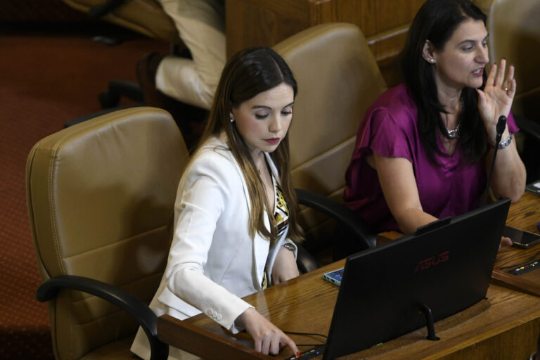 Columna de Camila Flores: Marraqueta bajo el brazo