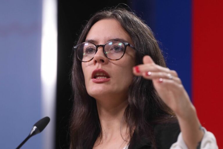 Día del Trabajador: Manifestante increpa a ministra Vallejo por aprobación de Ley Nain-Retamal