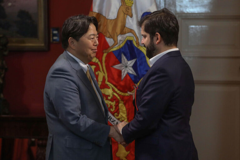 Pdte. Boric recibió al canciller de Japón en La Moneda para fortalecer lazos