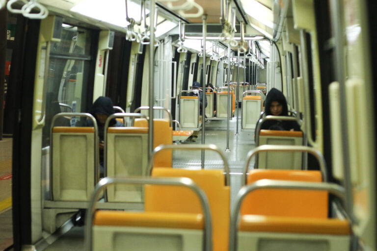 Metro de Santiago anunció reducción de velocidad de los trenes por lluvias en la RM