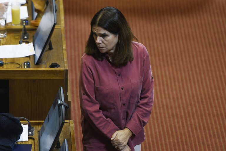 Ossandón por contradicciones entre ministra Jara y exsubse. Larraín: 