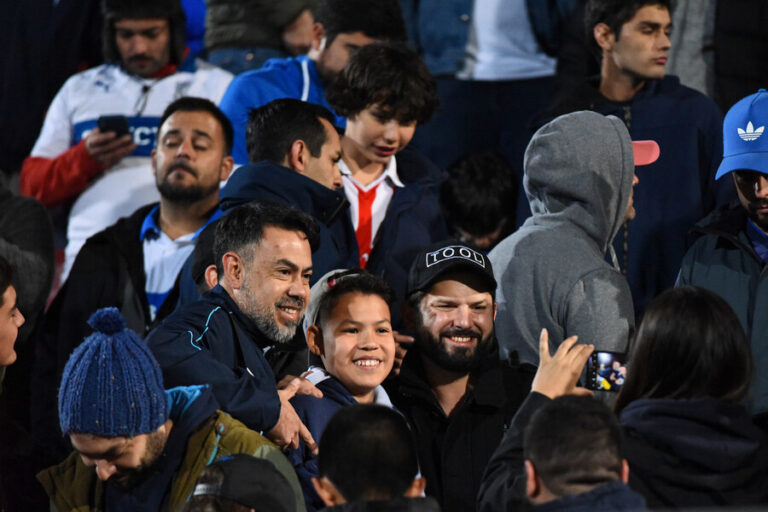 Presidente Boric asiste al partido de Universidad Católica contra Unión La Calera en el estadio Santa Laura