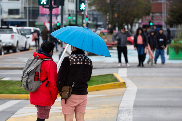 Sistema frontal golpea la Región de Los Lagos: Suspenden clases y un avión no pudo aterrizar en Puerto Montt