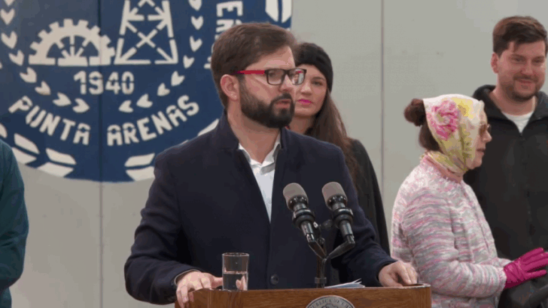 Pdte. Boric ya votó en Punta Arenas: 